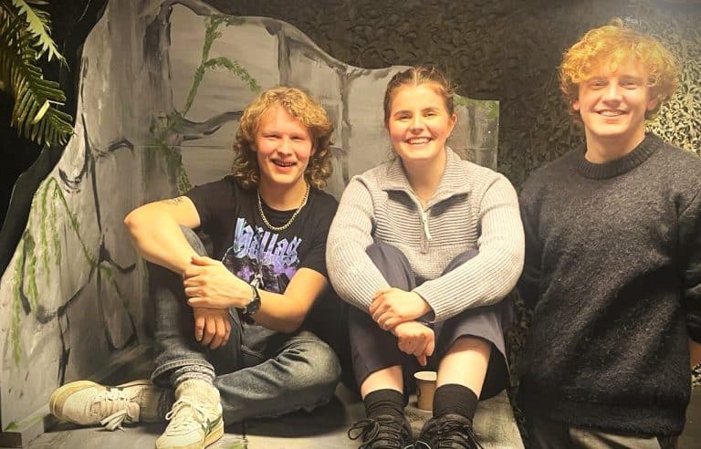 Anders Myrland Pedersen, Maiken Tindberg og Ole-Jørgen Schulsrud-Pedersen er imponerte over innsatsen til de unge skuespillerne.